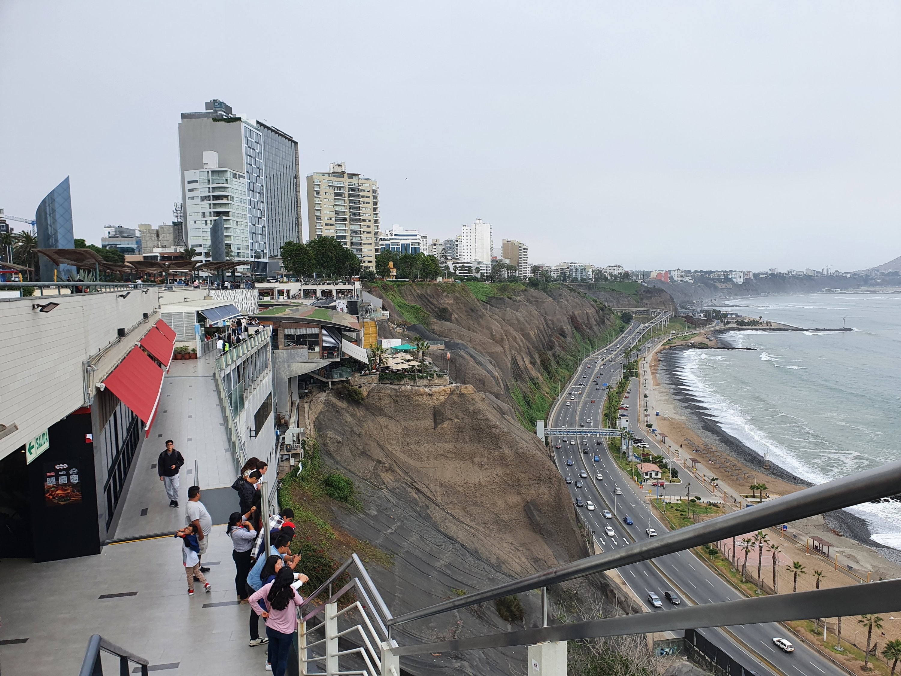 The scenic Miraflores seafront in Lima, a perfect place to enjoy coastal views and Peruvian culture.