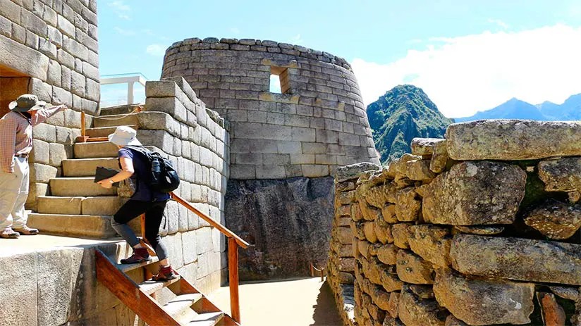 Image depicting the best hours to visit Machu Picchu, showcasing sunrise over the mountains