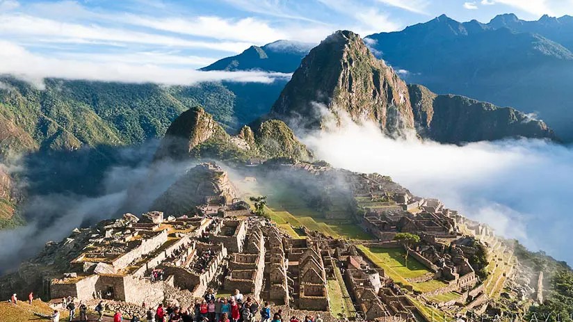 Infographic illustrating the three seasons in Machu Picchu: rainy, shoulder, and dry, with corresponding weather icons