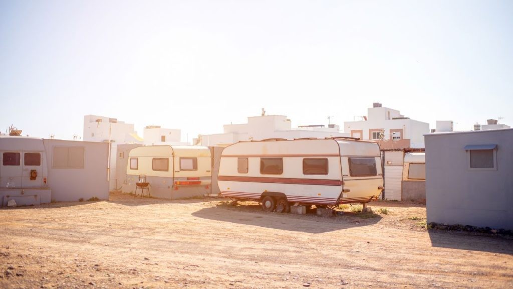 Camping-vehicles-settlement-1024x576