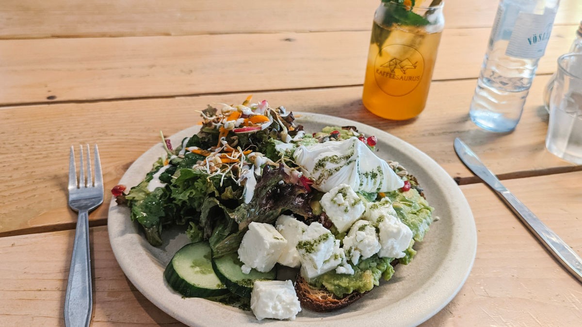 Kaffeesaurus Cologne Breakfast with Avocado Toast and Iced Tea