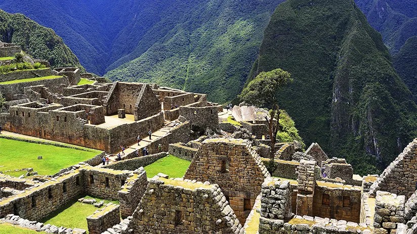 Graph depicting Machu Picchu's climate with temperature and rainfall variations