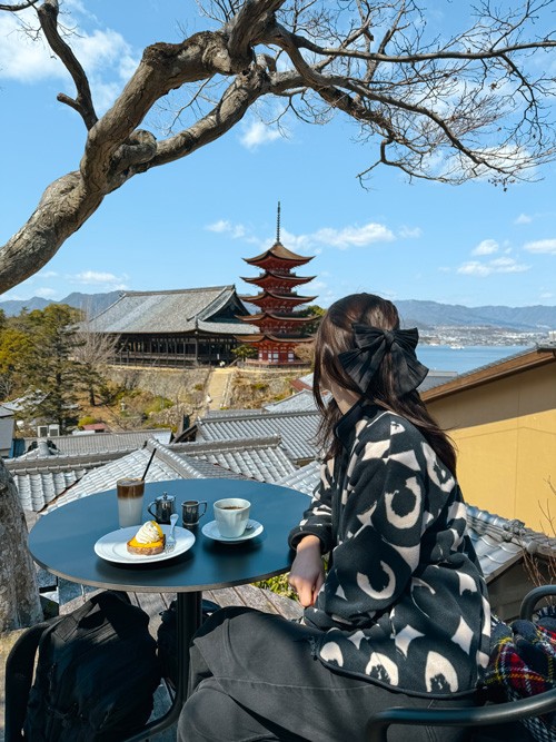 Miyajima cafe with a view of the pagoda