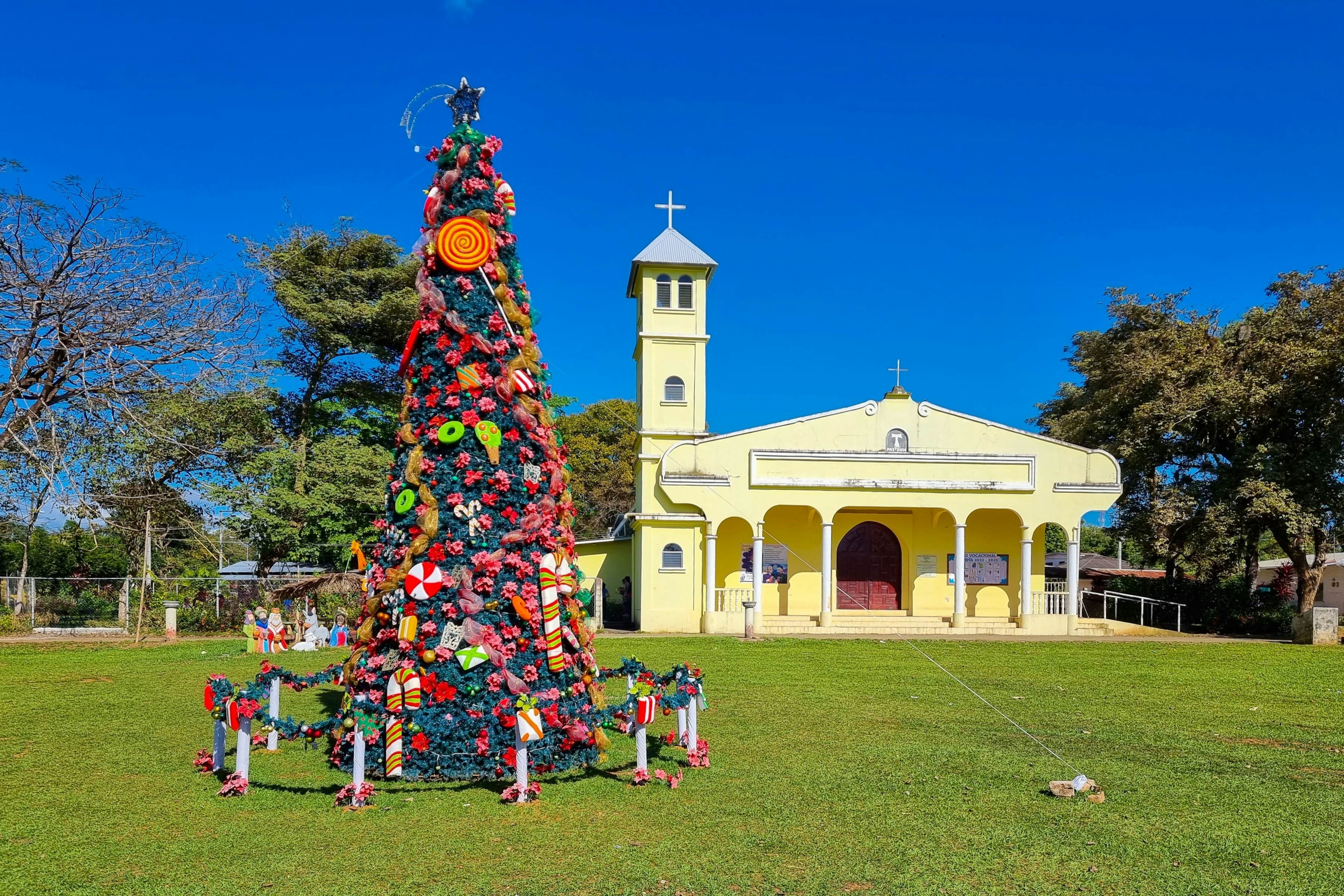 A decorated Christmas tree in Dolega, Panama, representing the festive atmosphere during the Christmas travel season.