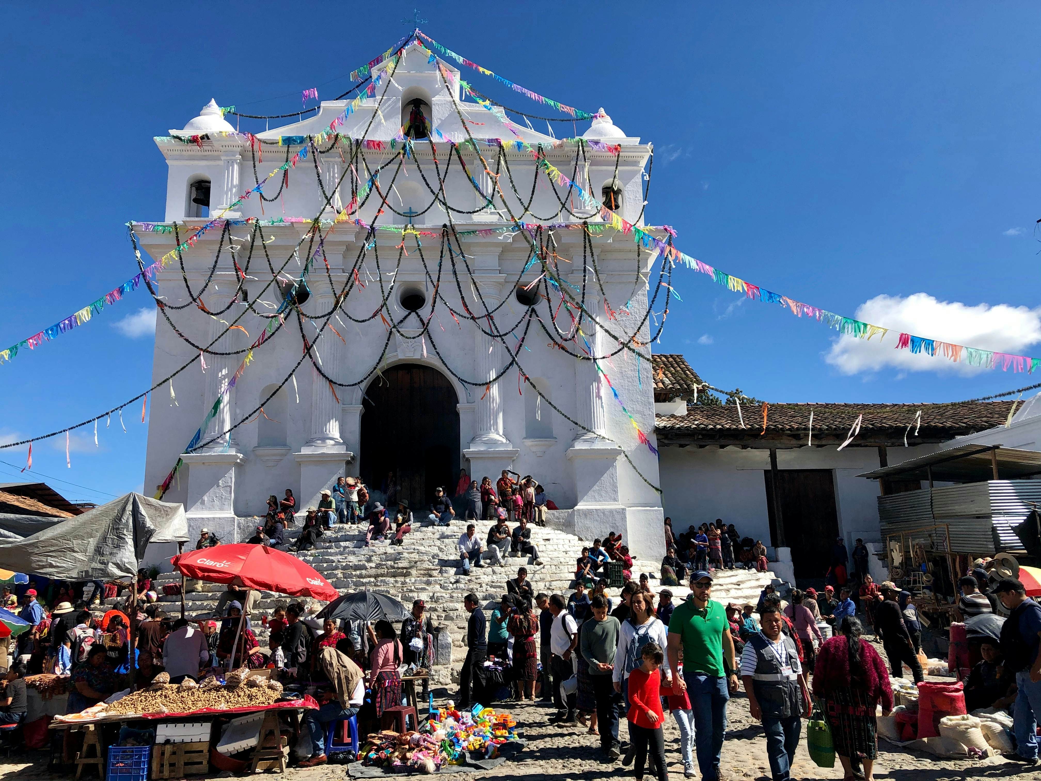 Mayan traders at Iglesia de Santo Tomás in Chichicastenango