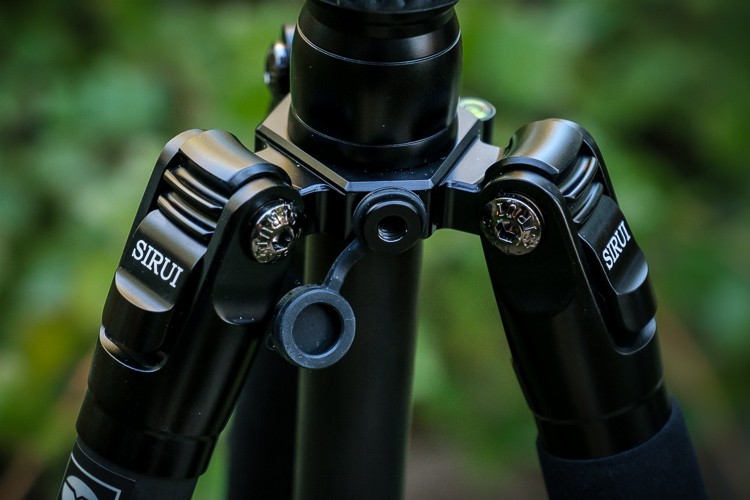 Sirui 7C tripod accessory port