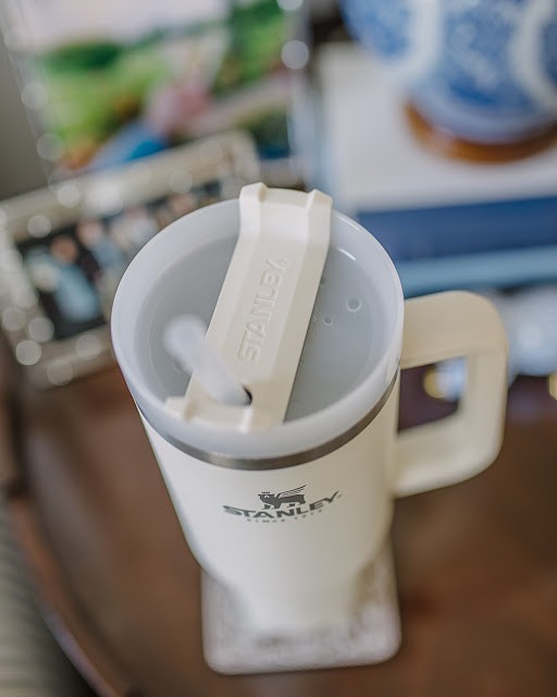 Close-up of the Stanley Adventure Quencher lid, highlighting the rotating cover for straw, sip, and closed options