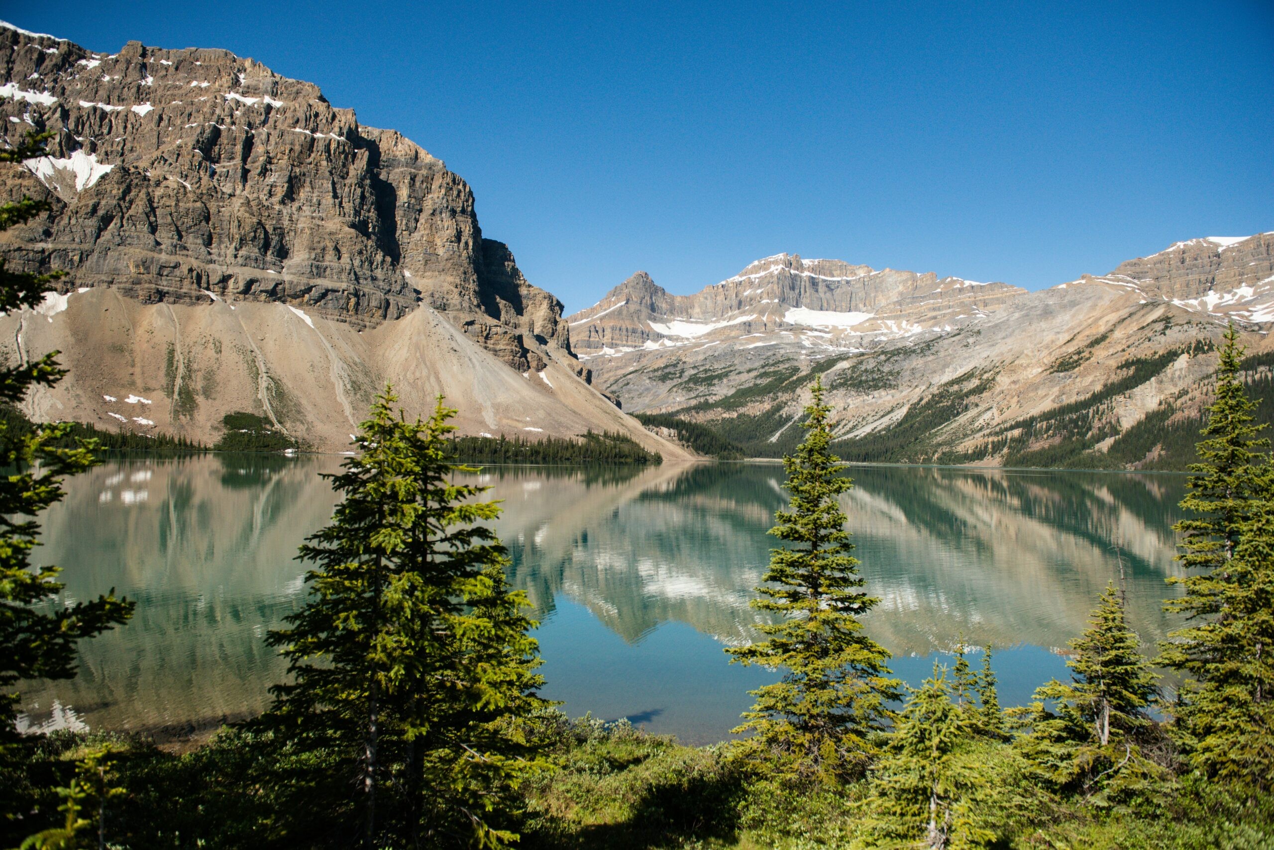 Turquoise lake and majestic mountains in Banff National Park, Canada, representing stunning natural scenery for a peaceful anniversary getaway