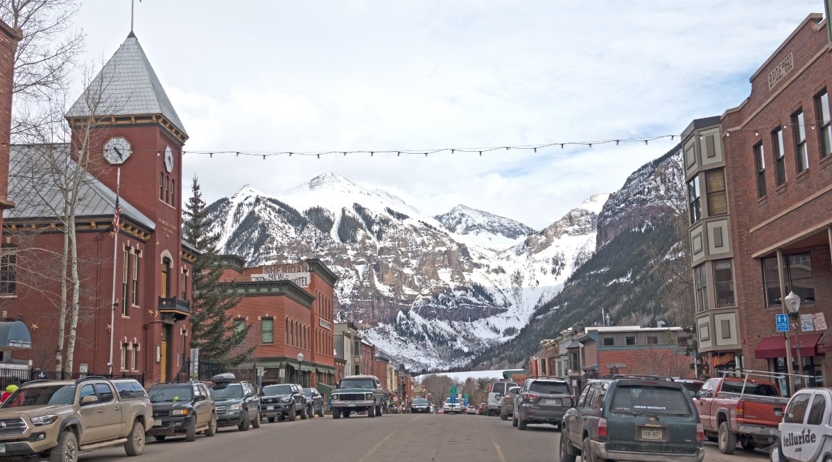 Telluride street view with snow-capped mountains in the background, capturing winter ambiance