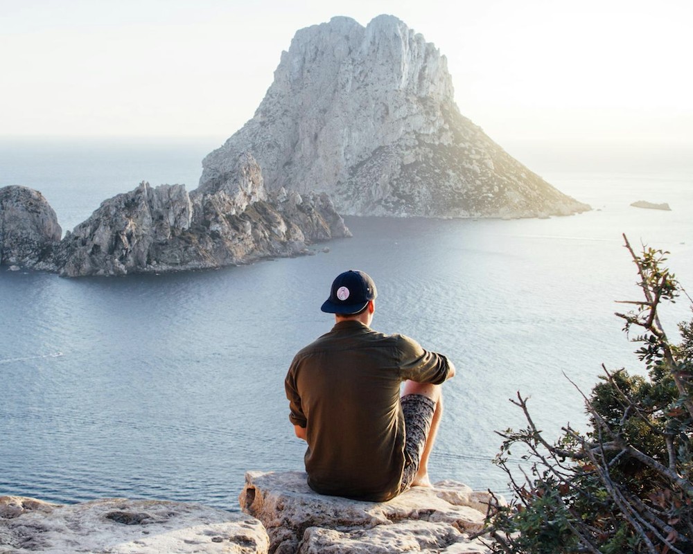 Person enjoying a beach view, representing travel and credit card rewards.