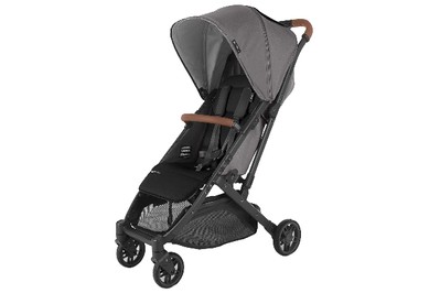Demonstration of the Minu V2’s one-handed fold feature, highlighting its convenience for parents on the go.