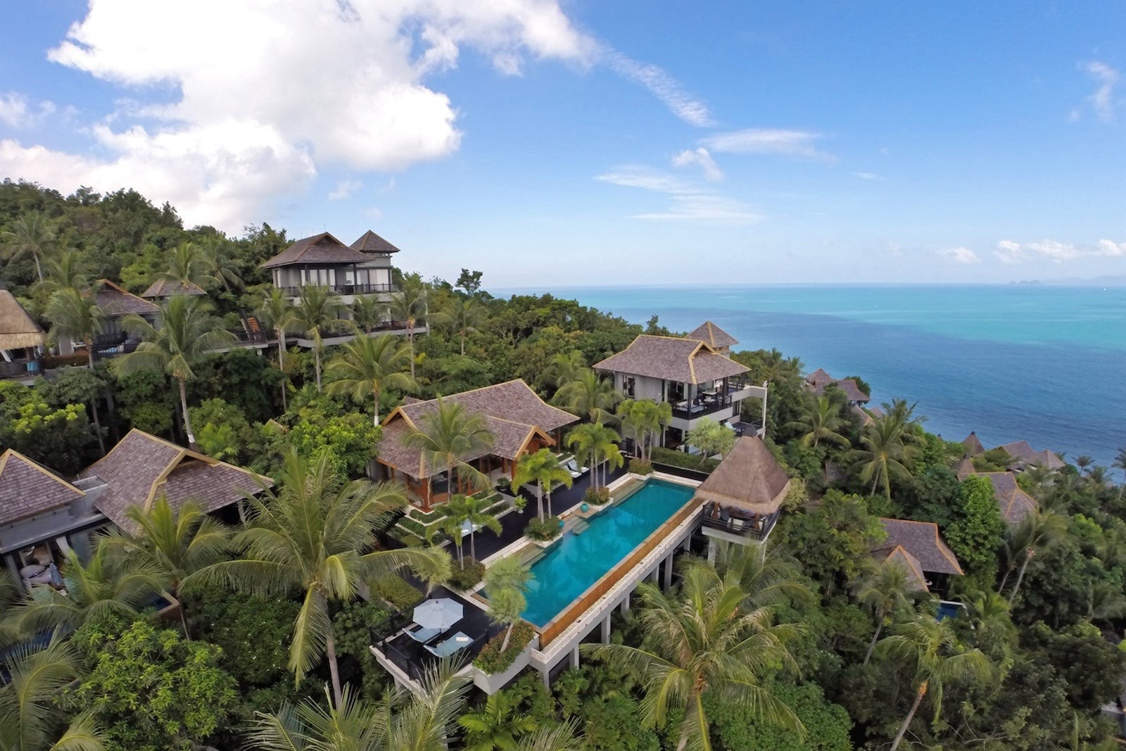TRAVELS.EDU.VN agent helping a customer plan a trip using points