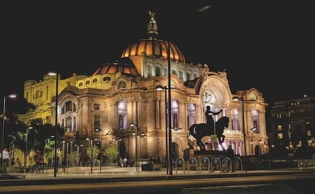Anti-theft crossbody purse Mexico City solo traveler safety