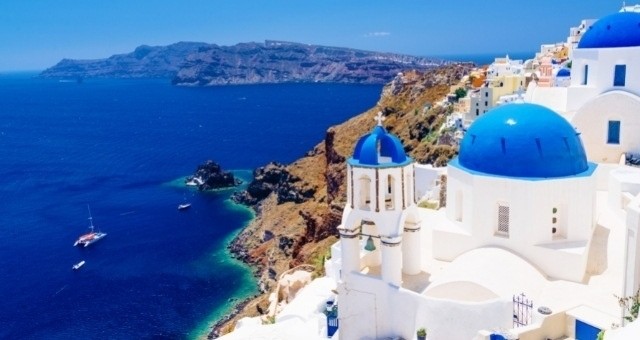 Breathtaking views to the caldera from the whitewashed alleys of Oia in Santorini