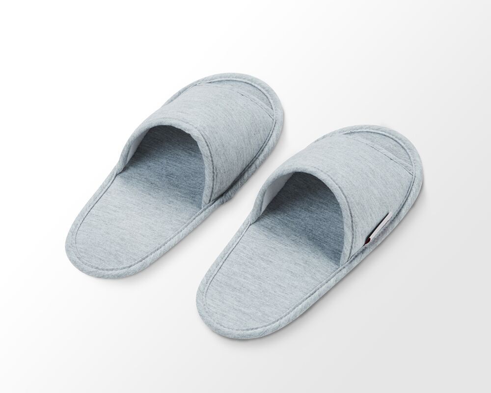 Foldable Travel Slippers Alt Text: A pair of TRAVELS.EDU.VN foldable travel slippers, showing their compact design and comfort for use in airports and hotels.