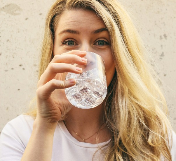 Hydrate with water to alleviate dry eye symptoms while flying after LASIK