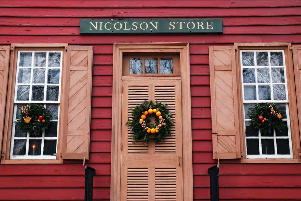 Williamsburg Virginia in the winter, showcasing its well-preserved colonial houses and festive decorations