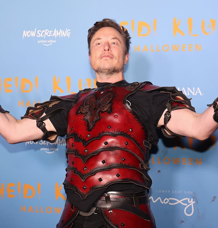 Elon Musk attending Heidi Klum's Halloween party, another image used in the time traveler discussions