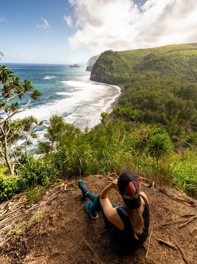 A scenic view of Kona, Hawaii, featuring its clear blue waters, palm trees, and coastal landscapes