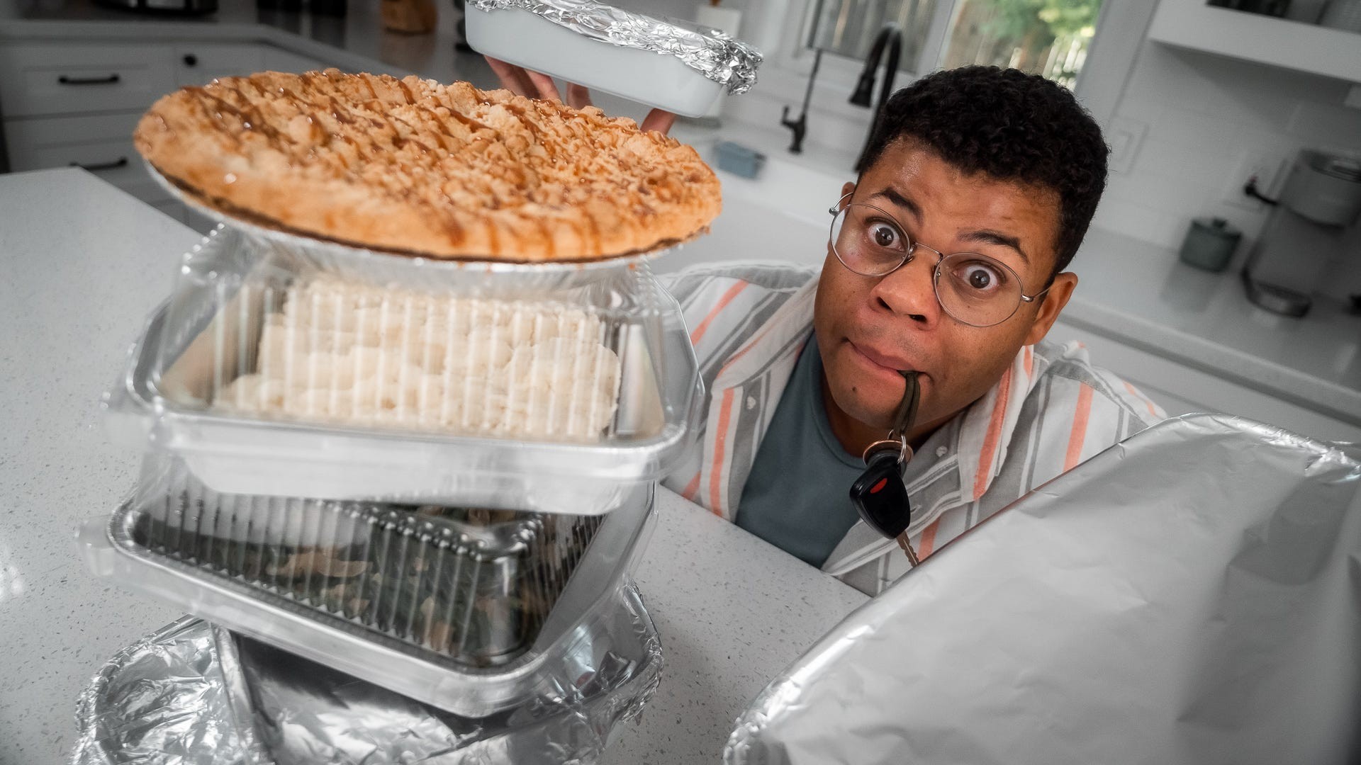 Insulated food container to maintain temperature
