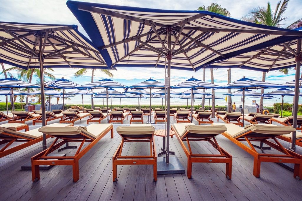 Travel agent accessing deals