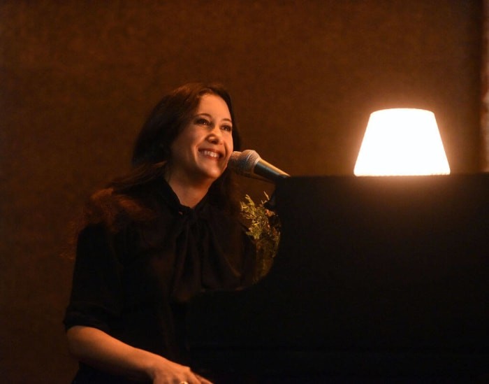 Vanessa Carlton performs A Thousand Miles on stage