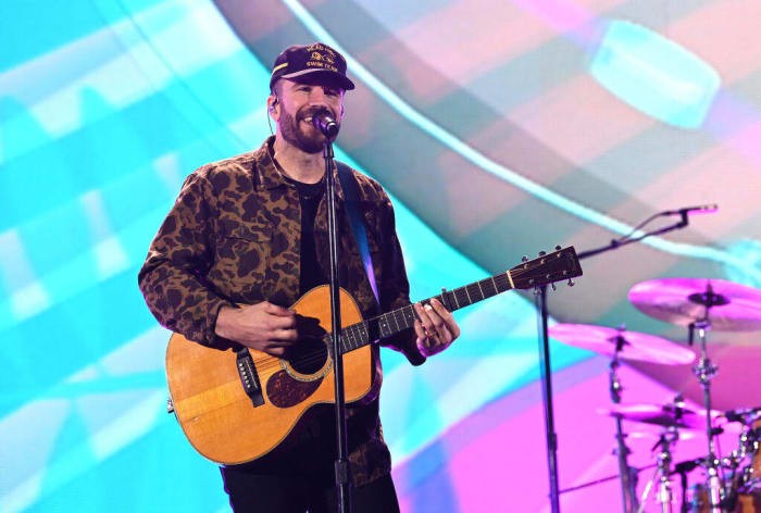 Sam Hunt plays Vacation during a concert